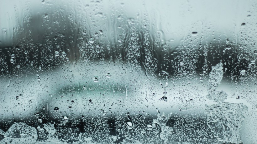 点击大图看下一张：窗外的雨滴图片