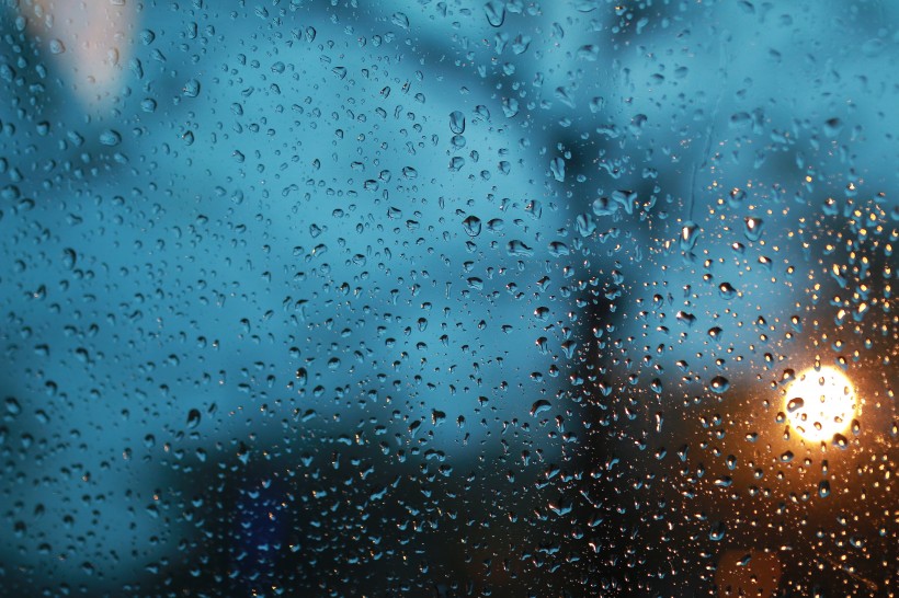 点击大图看下一张：窗子上的雨滴图片