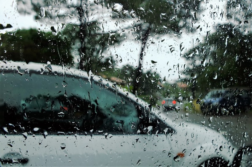 点击大图看下一张：窗子上的雨滴图片