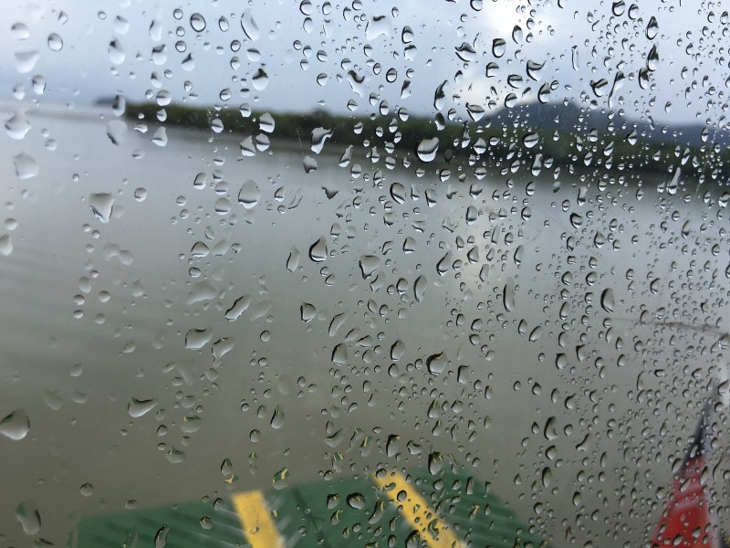 点击大图看下一张:窗子上的雨滴图片