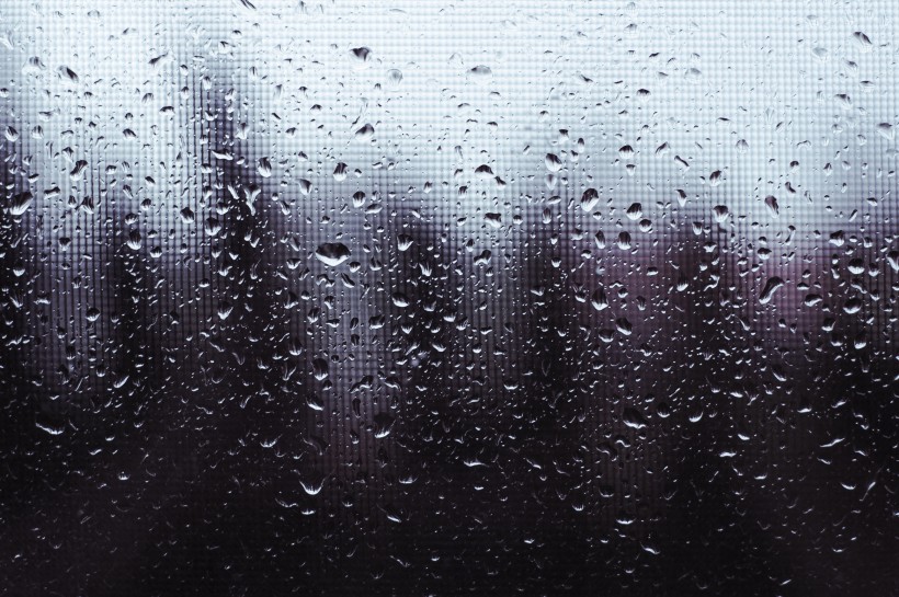 点击大图看下一张:窗子上的雨滴图片