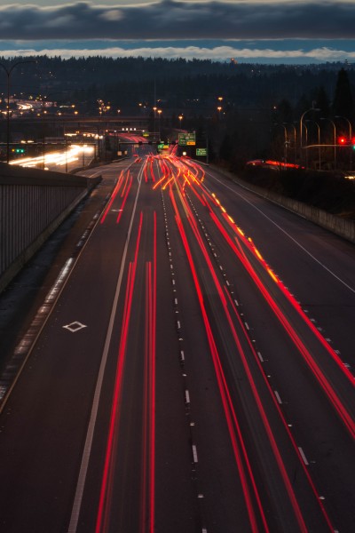 点击大图看下一张：公路上延时拍摄出现的汽车灯光图片