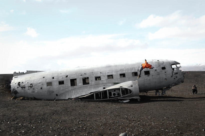 点击大图看下一张：坠毁的飞机图片