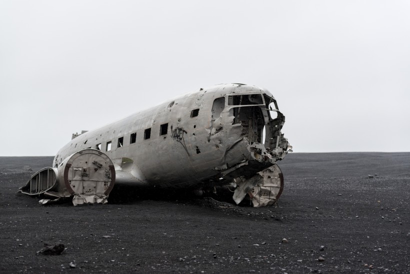 点击大图看下一张：坠毁的飞机图片