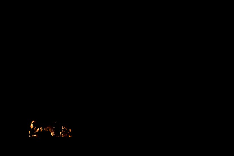 点击大图看下一张：黑夜里的篝火图片