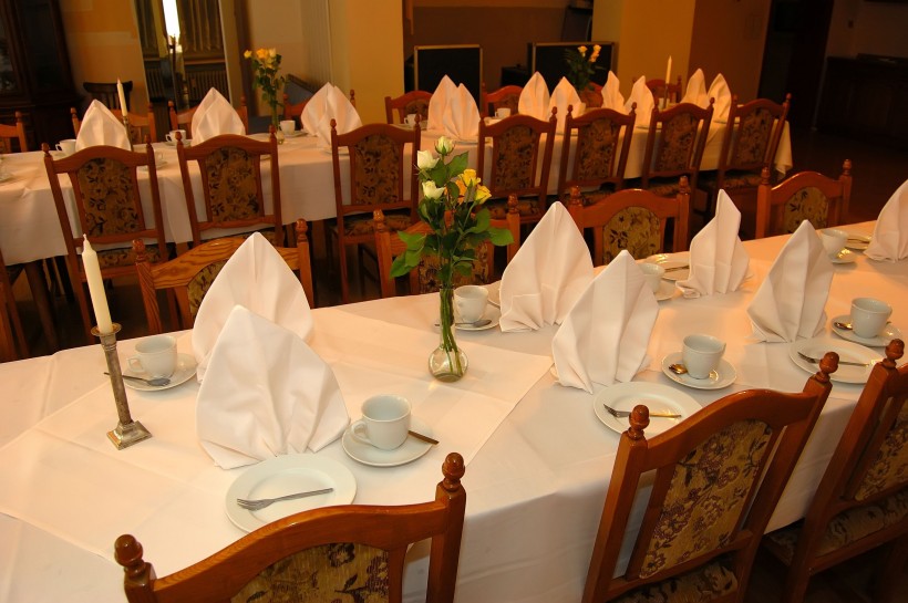 点击大图看下一张：大型婚宴餐厅布置图片