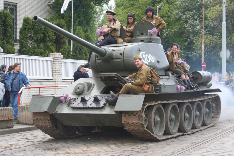 点击大图看下一张：军用坦克图片