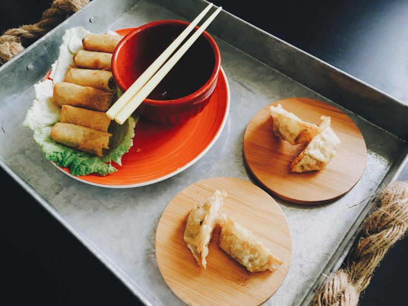 点击大图看下一张：使用筷子用餐图片