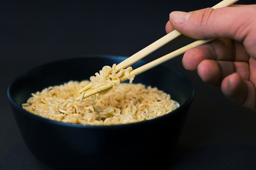 点击大图看下一张：使用筷子用餐图片