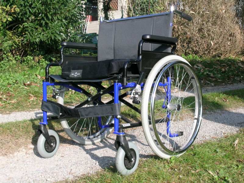 点击大图看下一张：可代步的轮椅图片