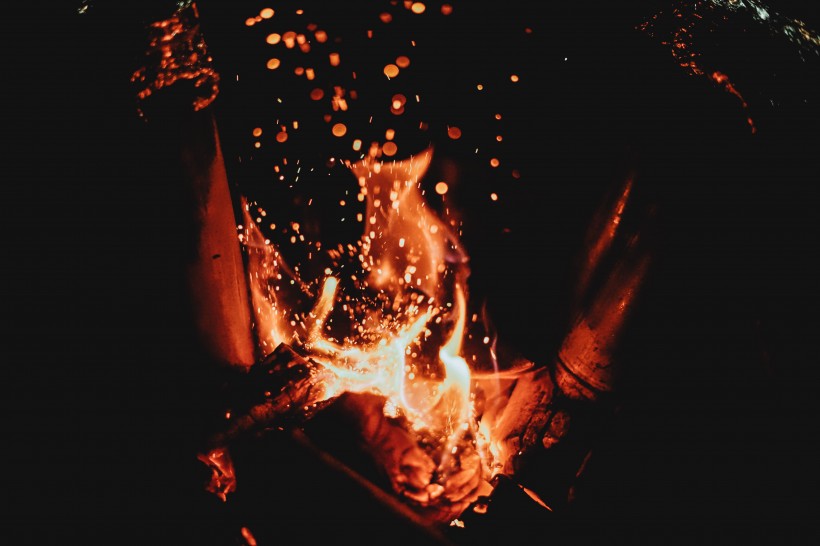点击大图看下一张：用木材烧的火堆图片