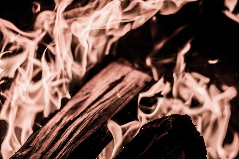 点击大图看下一张：用木材烧的火堆图片