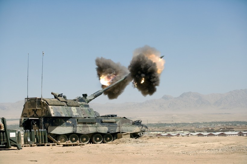点击大图看下一张：PZH2000自行榴弹炮图片