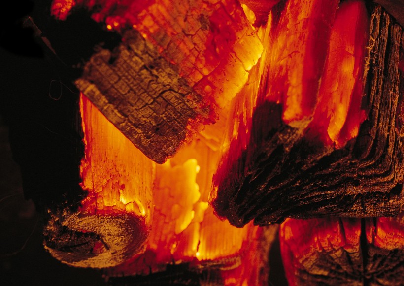 点击大图看下一张：燃烧中的木块图片