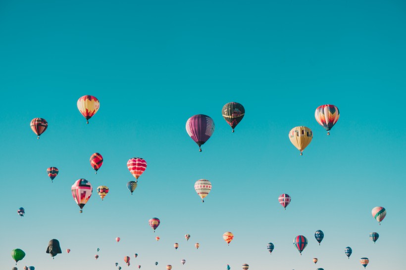 点击大图看下一张：飞上天的热气球图片