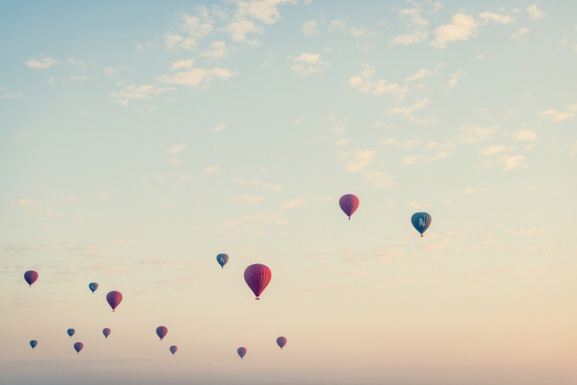 点击大图看下一张：飞上天的热气球图片