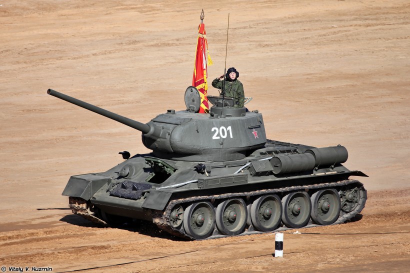 点击大图看下一张：T-34-85中型坦克图片