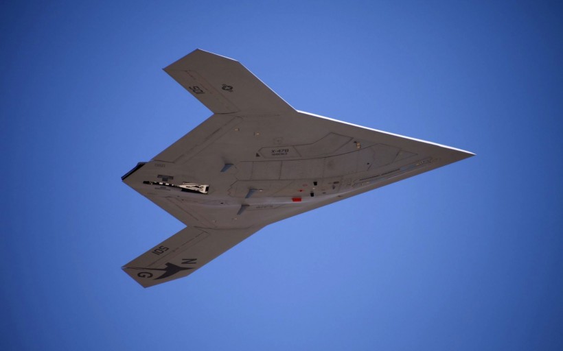 点击大图看下一张：X-47B隐形无人机图片