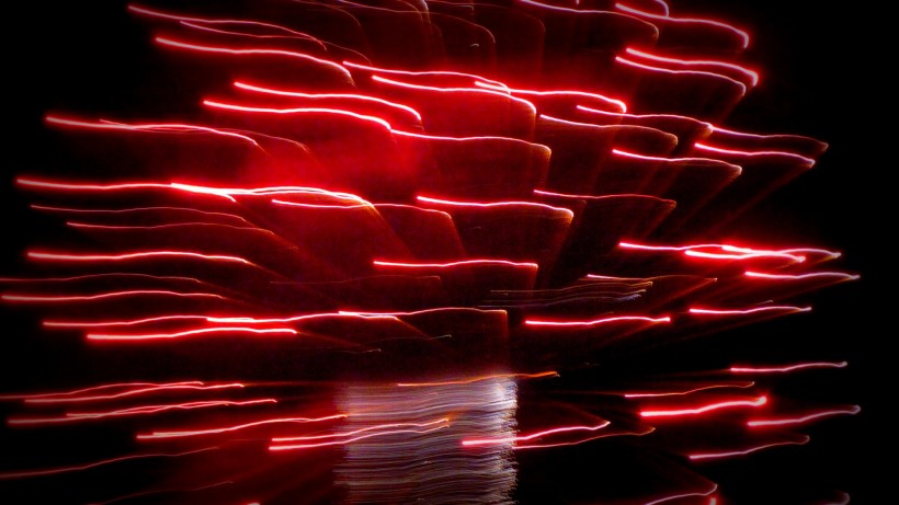 点击大图看下一张:彩色烟花图片