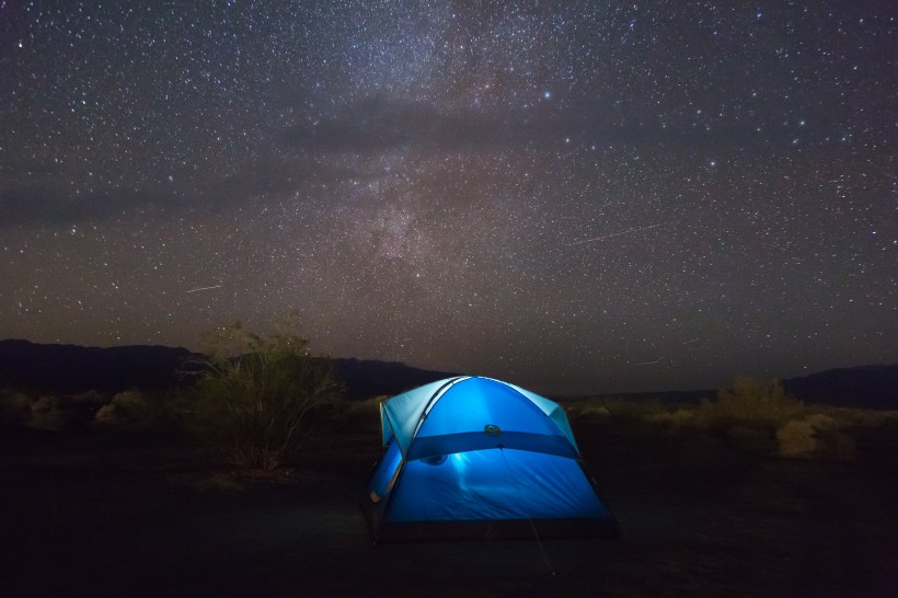 点击大图看下一张：夜晚野外的帐篷图片