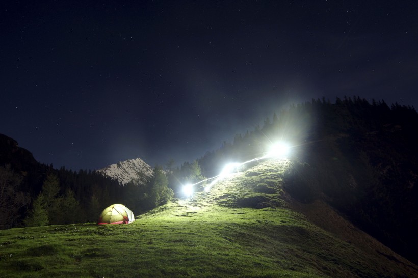 点击大图看下一张：夜晚野外的帐篷图片