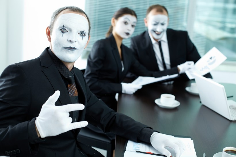 点击大图看下一张：化妆成小丑的办公职员图片