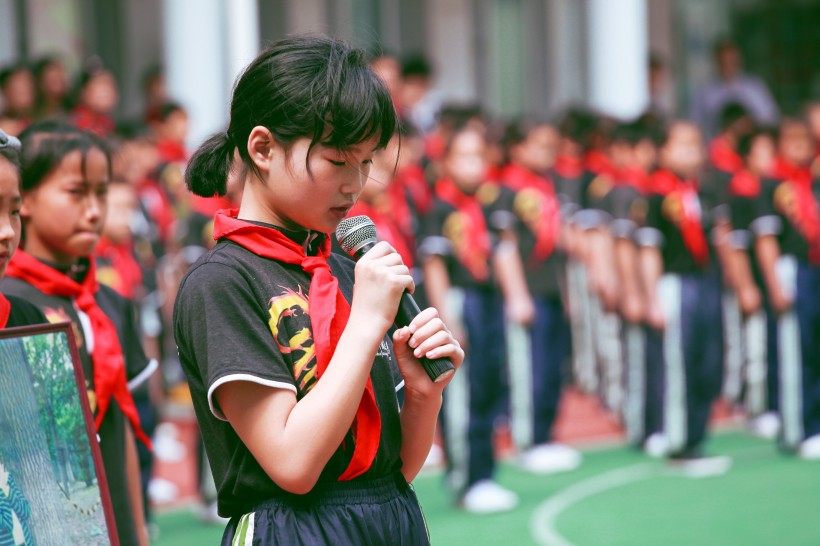 点击大图看下一张：扎辫子的小女孩图片