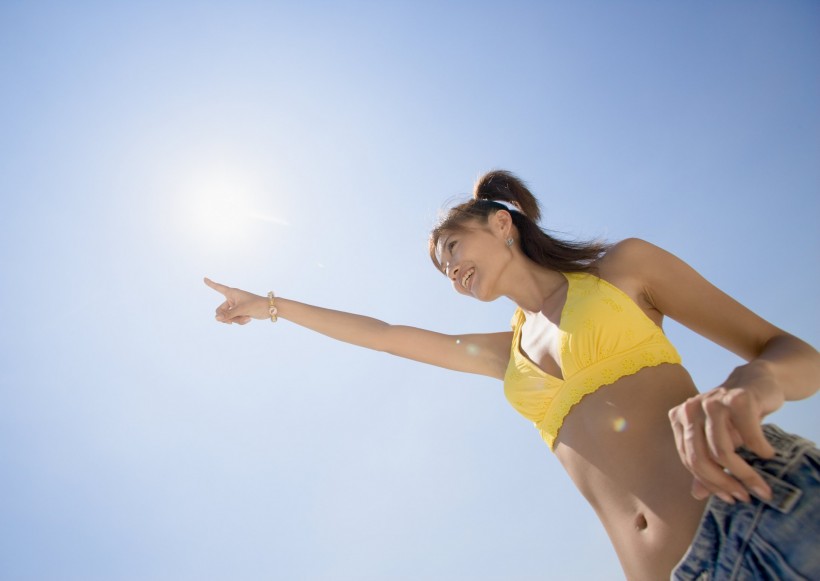 点击大图看下一张：比基尼少女图片