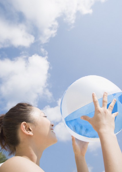 点击大图看下一张:比基尼少女图片