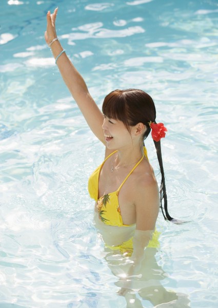 点击大图看下一张:比基尼少女图片