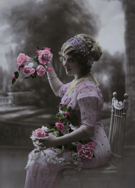 点击大图看下一张：彩色复古女士影像图片