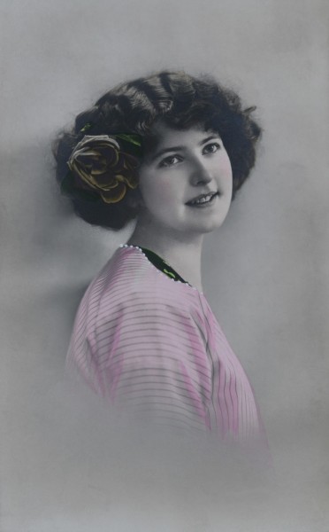 点击大图看下一张：彩色复古女士影像图片