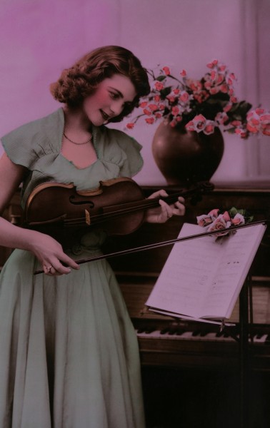 点击大图看下一张：彩色复古女士影像图片