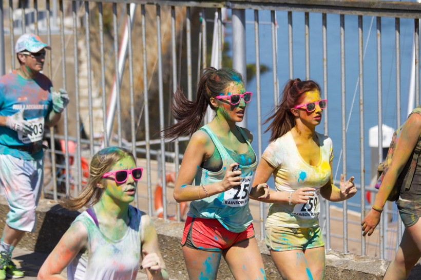 点击大图看下一张：参加彩色跑的人图片