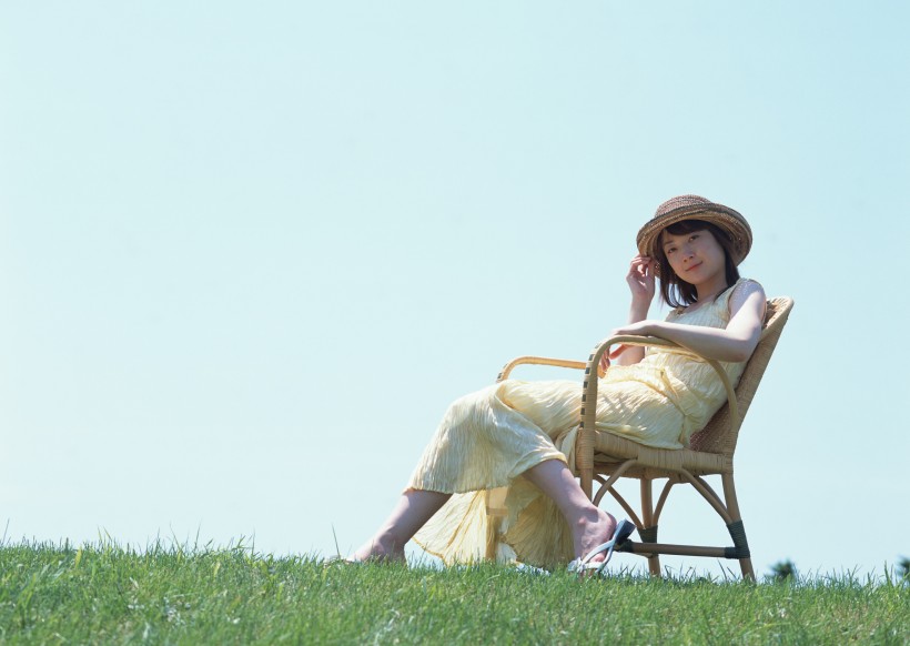 点击大图看下一张：草地放松休闲女性图片