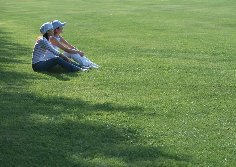 点击大图看下一张：草地放松休闲女性图片