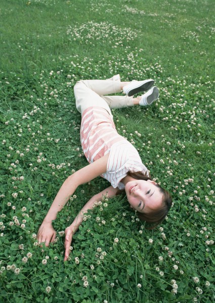 点击大图看下一张：草地玩耍女性图片