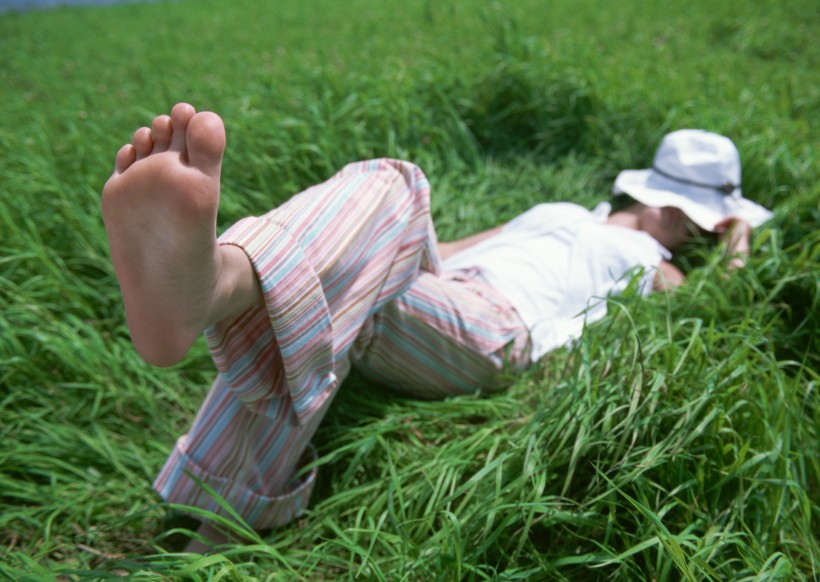点击大图看下一张：草地玩耍女性图片