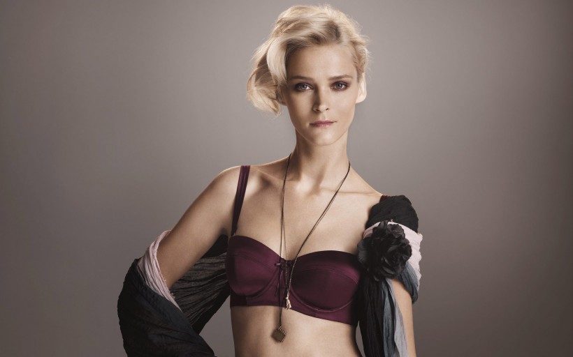 点击大图看下一张:Carmen Kass图片