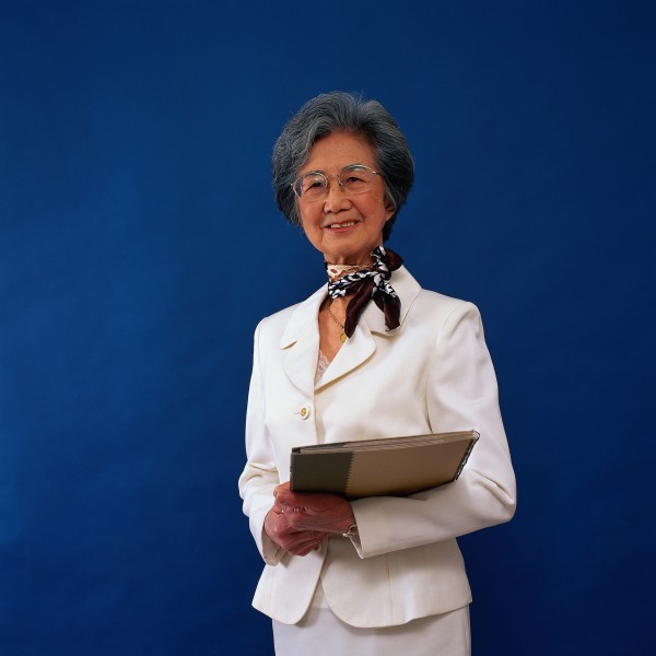 点击大图看下一张:中老年成功女士图片