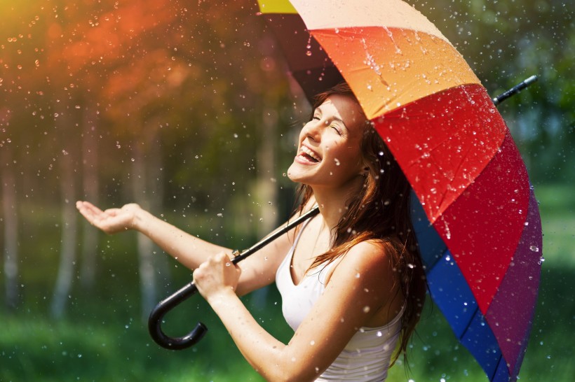点击大图看下一张：雨中撑伞的美女图片