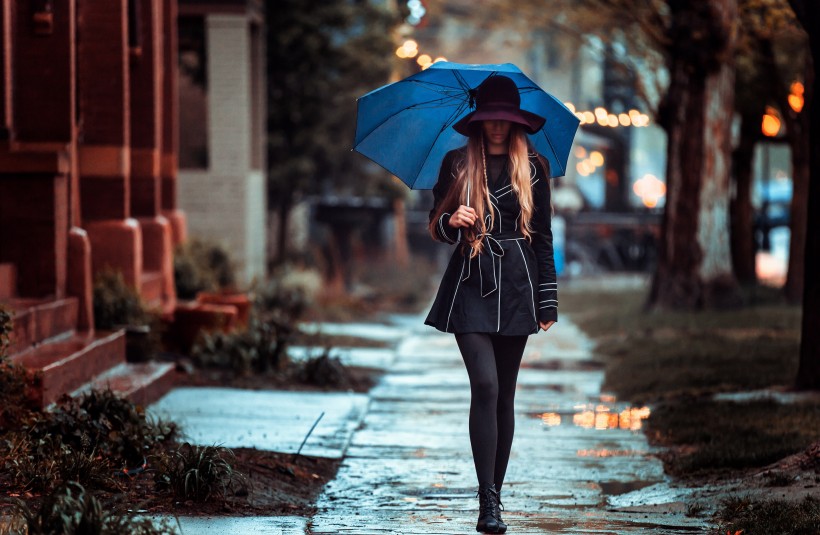 点击大图看下一张：雨中撑伞的美女图片