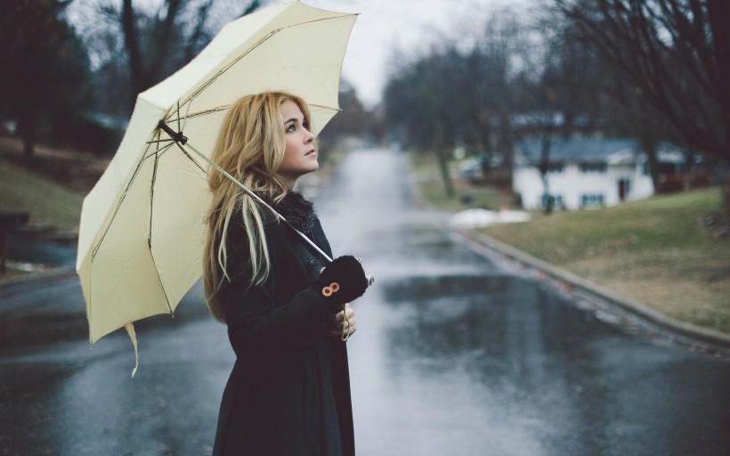 点击大图看下一张：雨中撑伞的美女图片