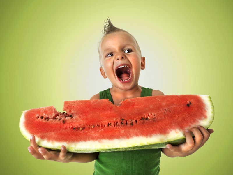 点击大图看下一张：开心吃西瓜的人物特写图片