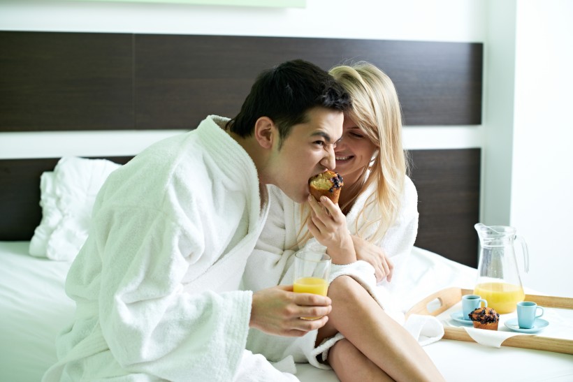 点击大图看下一张：吃早餐的情侣图片