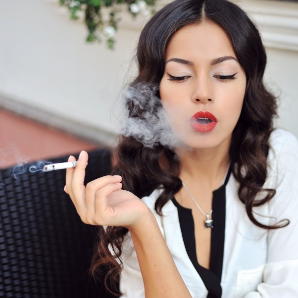 点击大图看下一张：抽烟的欧美美女图片