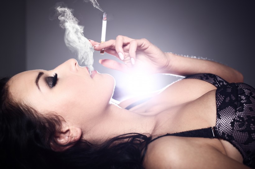 点击大图看下一张：抽烟的欧美美女图片