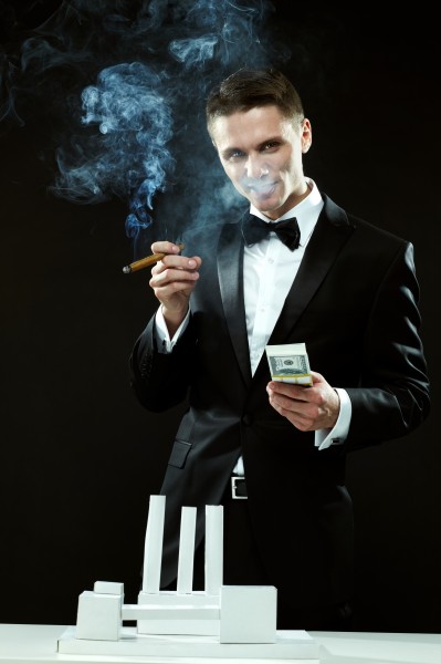 点击大图看下一张：抽烟的男士图片