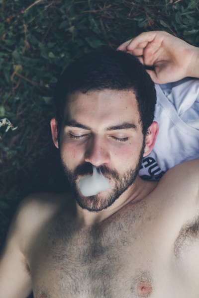 点击大图看下一张：正在抽烟的男人图片