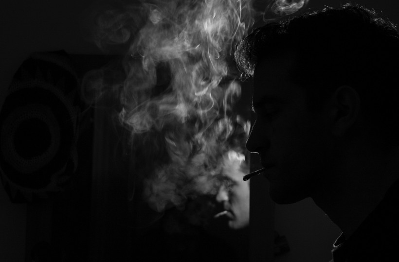 点击大图看下一张：正在抽烟的男子图片